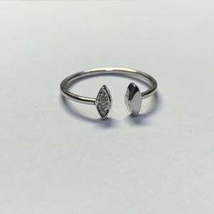 18kt white gold and diamond ring